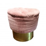 Puff com base em latão e assento em veludo na cor rosa. 41 x 43 cm.