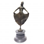 Escultura em bronze no estilo Art Deco. Base em mármore representando dançarina. 39 cm de altura sem a base e 52 cm de altura com a base.