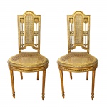 Antigo par de cadeira em madeira dourada e assento em palhinha. Provavelmente França, cerca de 1900. 90 x 41 x 38 cm.