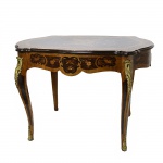 Antiga mesa com rica marchetaria e detalhes em bronze dourado. 81 x 80 x 120 cm.