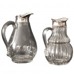 Duas antigas galhetas inglesas, século XIX, em vidro e metal prateado, para mel ou "syrup". 16 e 17 cm de altura.