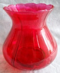 Vaso em vidro artístico na tonalidade vermelha, detalhes de acabamento, aprox. 17 x 15 cm de diam 
