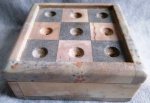 Caixa em pedra sabão com tampa para jogo da velha, acompanha as 10 bolinhas em vidro para o jogo, medida da caixa, aprox. 5 x 11,5 x 11,5 cm