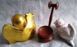 Lote composto de 3 peças diversas sendo: Galinha com ovo em madeira patinada em dourado, Porta cachimbos em madeira e escultura em cerâmica com imagem de gato, peça maior, aprox. 10 x 12 x 6 cm 