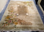 Santa Helena - Grande tapete Nacional na tonalidade bege, acabamento com desenhos florais (Obs. Necessita lavagem e possivelmente tem manchas) medida, 250 x 320 cm 
