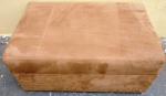 Puff com estrutura em madeira, revestido em tecido camurça, formato retangular e pés com rodinhas, aprox. 40 x 90 x 60 cm 