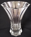 Grande vaso em cristal translúcido, liso com acabamento eneagonal, borda e base, aprox. 29,5 x 20 cm de diam na borda 