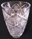 Vaso em cristal translúcido, borda recortada, acabamento lapidado com desenhos geométricos, aprox. 25,5 x 15,5 cm de diam na borda