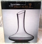 Decanter para vinho em vidro translúcido, peça nova em sua caixa original, aprox. 26 x 20 cm de diam na base 