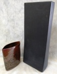 Lote composto de 2 vasos em cerâmica sendo um em tom preto patinado em tom preto fosco e um menos vitrificado em tom marrom, peça maior, aprox. 41,5 x 17 x 8,5 cm na base