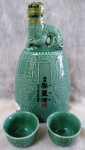 Lee Lang Ju - Garrafa de licor em cerâmica vitrificada acompanha 2 copinhos, (Obs. Apesar da garrafa estar lacrada não garantimos que o liquido interno esteja apropriado para consumo) medida da garrafa, aprox. 22 x 12,5 x 8,5 cm 