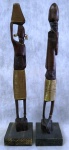Sem assinatura - Par de esculturas executadas em madeira com imagem de casal de Africanos acabamento com fios metálicos em dourado, cada peça tem aprox. 24 x 5 x 5 cm na base 