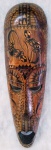 Mascara decorativa executada em madeira, acabamento com pinturas, aprox. 46 x 13,5 cm