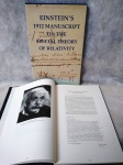 Livro - Einstein`s 1912 manuscript on the special theory of relativity - capa dura e rico trabalho de ilustrações, aprox. 40 x 26,5 cm 