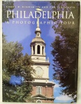 Livro Philadelphia a Photographic Tour, capa dura com rico trabalho de ilustrações, aprox. 31x 24 cm 