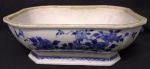 Sopeira sem tampa em porcelana Oriental na tonalidade gelo, acabamento e detalhes em azul, medida total dos extremos, aprox. 11 x 35 x 21 cm