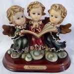 Santini - Escultura Italiana decorativa em material sintético com imagem de coral de trio de anjos,  base em madeira, medida total com base, aprox. 13 x 17 x 9 cm 