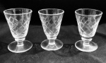 3 cálices para licor ou shot drink de vidro com lapidação geométrica. 4 cm de diâmetro e 7 cm de altura.