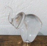 Escultura decorativa de vidro artístico ao estilo Murano, com imagem de figura de elefante. 8 cm de altura