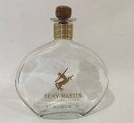 Garrafa de vidro translúcido (Remy Martin) tampa com rolha e acabamento em dourado no gargalo. 24 cm de altura