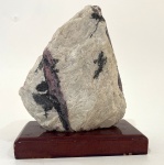 Escultura decorativa em pedra (Cristal de rocha) apoiada em base de madeira, base: 6 x 10 cm. 13 cm de altura