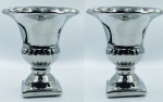 Par de vasos de cerâmica com pintura prateada. 12 cm de diâmetro na boca, base: 6 x 6 cm e 14 cm de altura