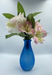 Vaso decorativo de vidro na tonalidade azul. 4,5 cm de base e 14 cm de altura. Acompanha flores artificiais em tecido.