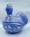 Porta ovos em cerâmica na tonalidade azul e branco no formato de galinha. 6,5 cm de diâmetro na base e 17 cm de altura. Assinado