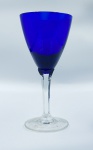 Taça avulsa de vidro artístico na tonalidade azul, 5,5 cm de base e 14 cm de altura