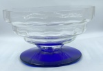 Centro de mesa de vidro translúcido e pé na tonalidade azul. 20 cm de diâmetro na boca, 14 cm de diâmetro na base e 11 cm de altura