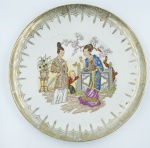 Mauá. Prato raso decorativo para coleção em porcelana Nacional com acabamento na parte interna com figuras de Gueixas, . 23,5 cm de diâmetro