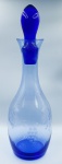 Licoreira de vidro artístico fino na tonalidade azul. 7 cm de diâmetro na base e 30 cm de altura
