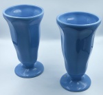 Roberto Simões. Par de vasos de cerâmica vitrificada na tonalidade azul. 7,5 cm de diâmetro na base e 17 cm de altura