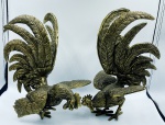 Par de peças decorativas em bronze com imagem de Rinha de galos, rico trabalho de detalhes de acabamento. 24 x 16 x 23 cm.