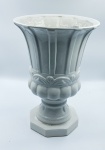 Vaso de porcelana na tonalidade branca com detalhes de acabamento em alto relevo ao estilo Grego, 16 cm de diâmetro na boca e 23 cm de altura