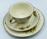Alfred Meakin. Trio para chá e bolo de porcelana Inglesa, xícara 10 cm de diâmetro na boca e 6 cm de altura.  pires: 15 cm de diâmetro, (Obs. Apresenta bicado na xícara)