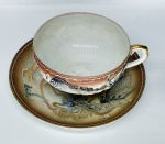 Satsuma - Xícara para chá com seu pires de porcelana japonesa, estilo casca de ovo com imagem de figura no fundo do pires. 13 cm de diâmetro no pires e 5 cm de altura da xícara