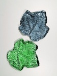 Duas saboneteiras em vidro no formato de folhas (12cm x 12cm).
