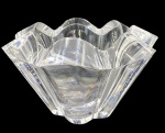 KOSTA BODA - A. EHRNER. Vaso de cristal. 9,5 cm de diâmetro na base, 19 cm de diâmetro na boca e 12 cm de altura. Assinado e numerado