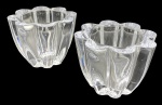 Dois pequenos vasos de cristal. 6 cm de diâmetro na base, 9 cm de diâmetro na boca e 7 cm de altura