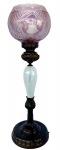 Lampião. Coluna em bronze e vidro, com manga de cristal na tonalidade rosa. 20 cm de diâmetro na base e 64 cm de altura