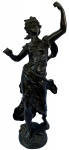 Escultura de bronze, representando mulher. 53 cm de altura e 12 cm de diâmetro na base. Assinado.