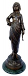 Heinz Muller (1872-1937) . Escultura em bronze representando mulher com lenço. 52 cm de altura sem a base e 54 cm de altura com a base. Base 21 cm de diâmetro