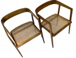 Par de cadeiras ao estilo Tenreiro. Madeira e palhinha. 49 x 47 x 75 cm de altura