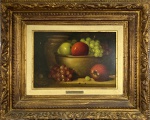 Albano Vizotto Filho,. Natureza morta com maças e uvas. Óleo sobre placa. 23 x 32 cm. Medida total com a moldura 49 x 58 cm.