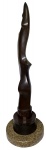 Evandro Carneiro (1946). Sem título. Escultura de bronze, 5/6. 20 cm de diâmetro na base x 3 cm de altura. 63 cm de altura total. Obra reproduzida. Coleção particular