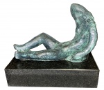 Bruno Giorgi (1905-1993). Banhista. Escultura de bronze.  Base de mármore Ubatuba.  17,5 x 35 x 8 cm de altura (base). 22,5 cm de altura (escultura). Déc. 50. Reproduzido no livro da Record