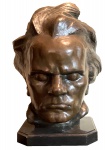 Roque de Mingo (1890 - 1972). Beethoven.  Escultura de bronze com base de mármore, 20 x 15 cm (base) 35 cm de altura (escultura)