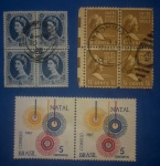 Conjunto com 2 Quadras de selos estrangeiros e 2 selos de Época de 1967 , Dos correios!!