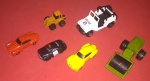 6 Miniaturas, máquina construção + policiais + carro de passeio, tamanho pequenos 7 cm